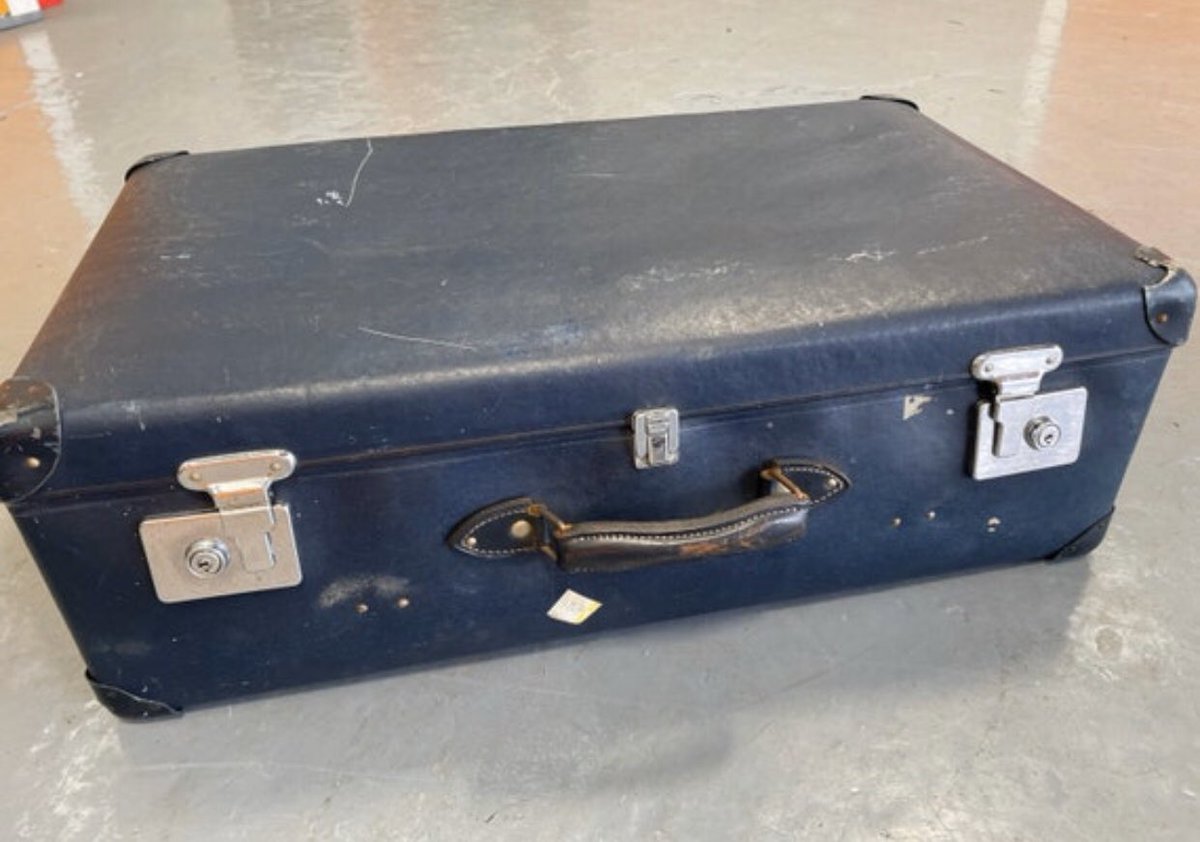 icklecuriosity's tweet photo. Pleased to say the blue vintage suitcase has now sold.
Pop along to the Etsy shop for details of the grey vintage Globetrotter suitcase :) #vintage #travel #etsy #homedecor #storage #props 

https://t.co/oiZfvDKpaM https://t.co/v6pXDKvlGp