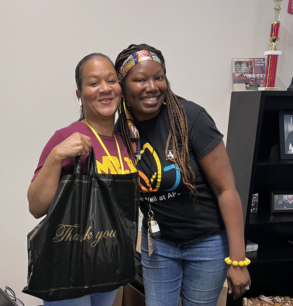 Thank you to our staffing director, Felicia Freeland and her intern Trinity for stopping by to surprise our staff with a treat from CLL and Superintendent Herring!! <a href="/APSMLK/">Martin Luther King, Jr. Middle School</a> <a href="/apsupdate/">ATL Public Schools</a>