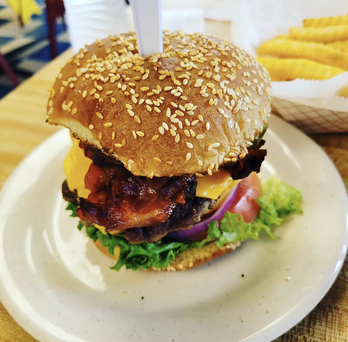 If your bacon cheeseburger doesn’t look this delicious, you’re eating in the wrong place!🍔
📸: @sushi_gringo
#yeolefashioned #chseats #holycityeats #chucktowneats #eaterchs #bitesofchs #chstoday #charleston #familyowned #hotdogs #BLTs #icecream #burgers #milkshakes #sundaes