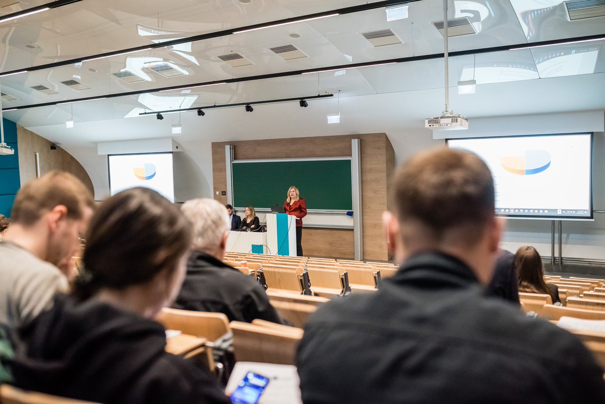 KatedraU's tweet photo. and practice of using it". Then, time ⏳came for 👨‍🏫Dr Marcin Kiełbasa @KielbasaMarcin's tailor-made presentation "Flexible solutions in working time ⏱️". Right after it, dr hab. Aleksandra Nowak-Gruca conducted her speech on "Work-life balance in tele-working settings", then 4/5 https://t.co/kUMVWe0RD9