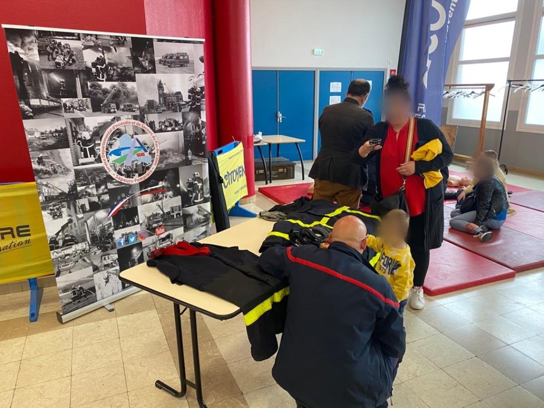 RaidAventureRAO's tweet photo. Début d'une tournée de 5 jours dans le #PasDeCalais pour les #policiers du @RaidAventureRAO ! Ce mercredi pour commencer nous étions à #Avion (62), avec les collègues de #UPREC de la @PoliceNationale et les #pompiers du @SDIS62. Avec le soutien de @Prefet62. Rdv demain à Béthune https://t.co/dT7kVZ9Ka1