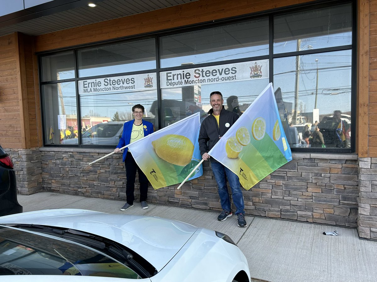 Capt_Fizzix's tweet photo. Amazing turnout at the Moncton rally to Ernie Steeves office today. #stopsthesqueeze #dedicatednbteacher https://t.co/kw3npP8BOX