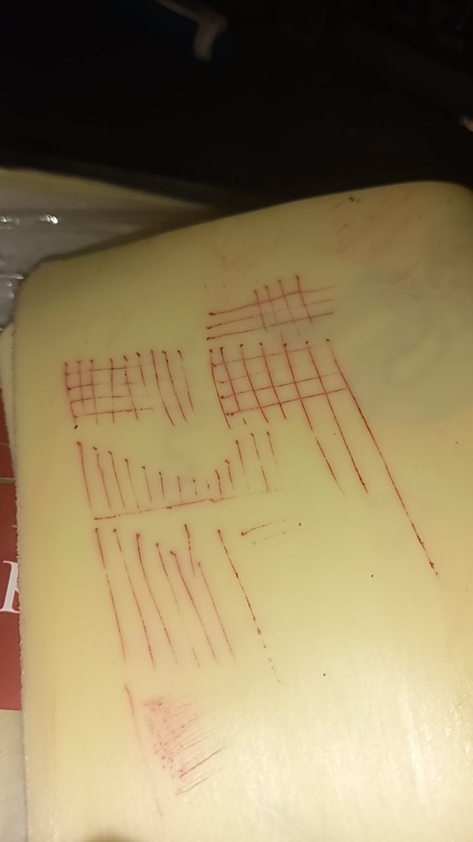 VickDessine's tweet image. day one of learning how to tattoo 
first exercice ... 
im not confident with that i need advices please 
#artistontwt #tattooartist #seekinghelp #advice