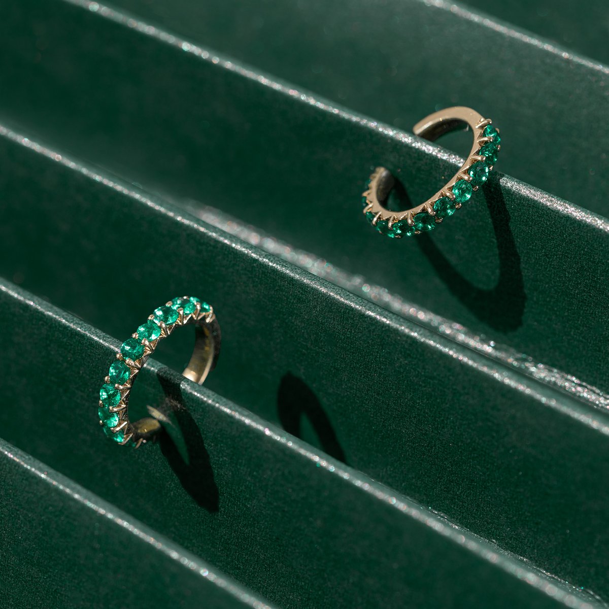 Stackable birthstone ear cuffs. The best part is no piercings are needed.
.
Available in emerald, white diamond and black diamonds.
.
#earparty #earcuffs #emeraldearrings #cuff #designerjewelry #houstonjewelrydesigner #ilasodhani