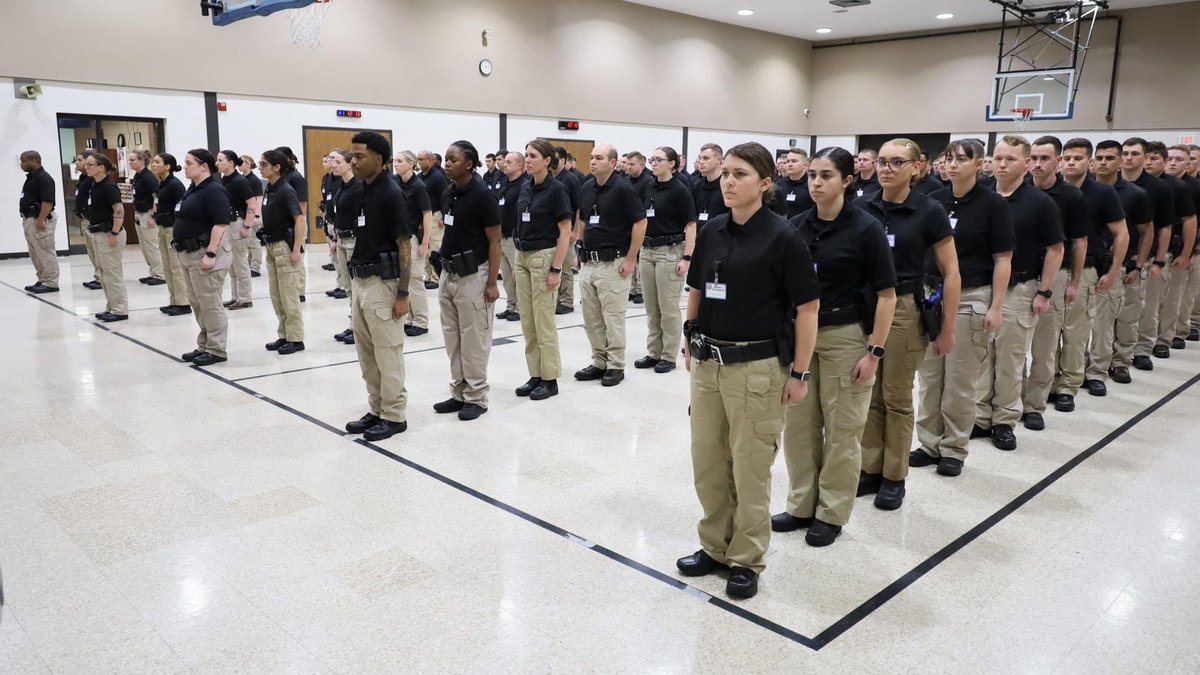 IndianaLawEnfo1's tweet photo. Training never stops at the ILEA! Basic Class 230 is getting acquainted with new routines and our training staff. This is another large class with 5 squads. Due to longer days, some weeks they are off on Friday. #ILEABasicClass230 #IndianaPolice #Discipline https://t.co/7ygV20Q7rj