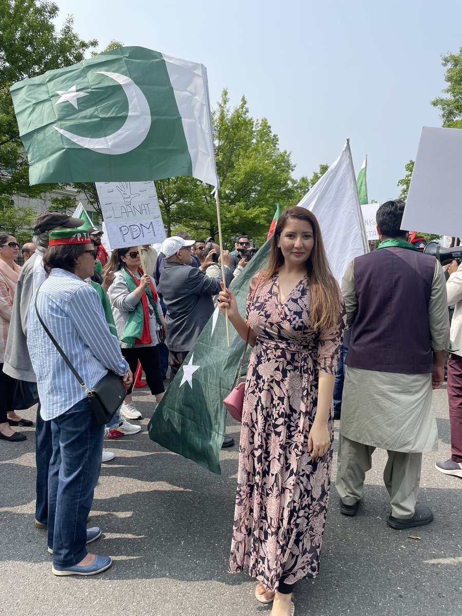 reh84315851's tweet photo. Never been on the road to support something but this time I was so much heartbroken by the disrespect Khan has faced fighting for us and Pakistan. I had to go out to support him!!
#myhomeisbleeding
#FreeImranKhan
#FreePak
#freeme 😂😂😂😂 https://t.co/XU59ZEvVbr