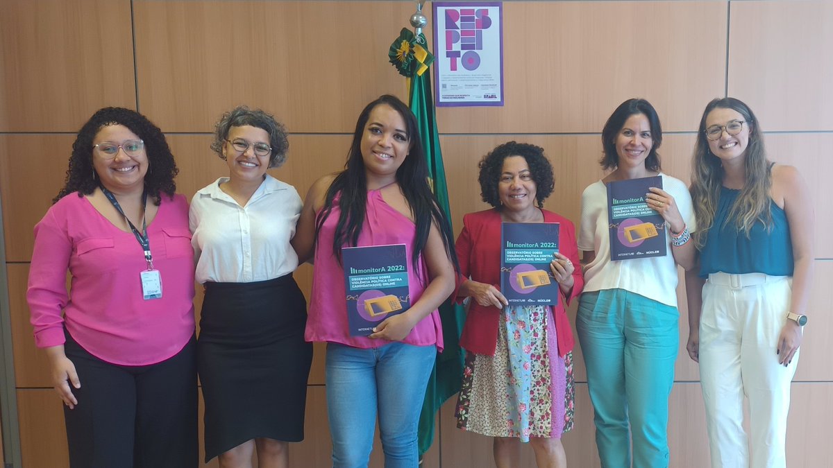 mindasmulheres's tweet image. #AconteceNoMMulheres | @CarmenForo_ e parte da equipe da SENATP, que cuida da participação política de mulheres, encontraram-se com @baliborio, da @revistaazmina, e com Fernanda Martins, do @internetlabbr, para conhecer a pesquisa #MonitorA - sobre violência política de gênero.