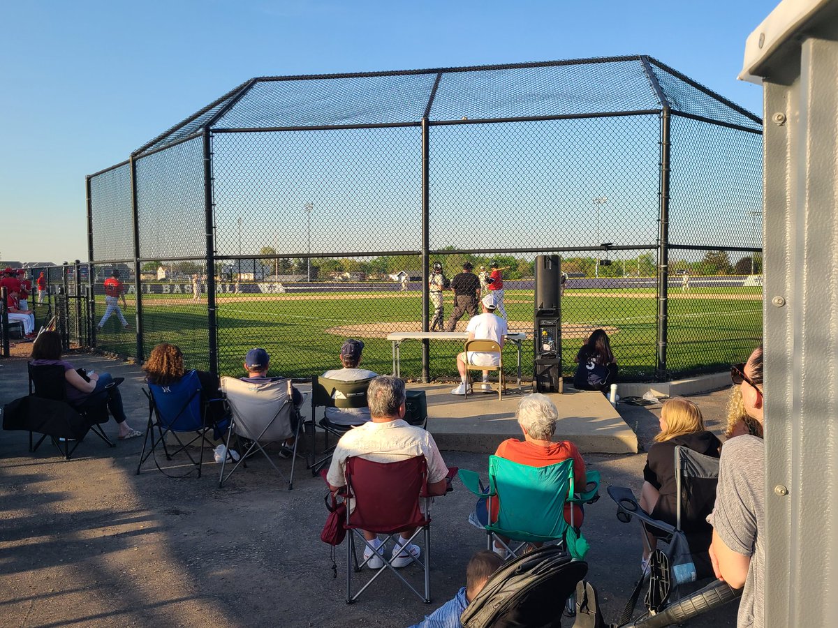Daniel582Olson's tweet photo. Caught some if the AddisonTrailHS Baseball gane vs Hinsdale Central. https://t.co/Thg1fpk51c