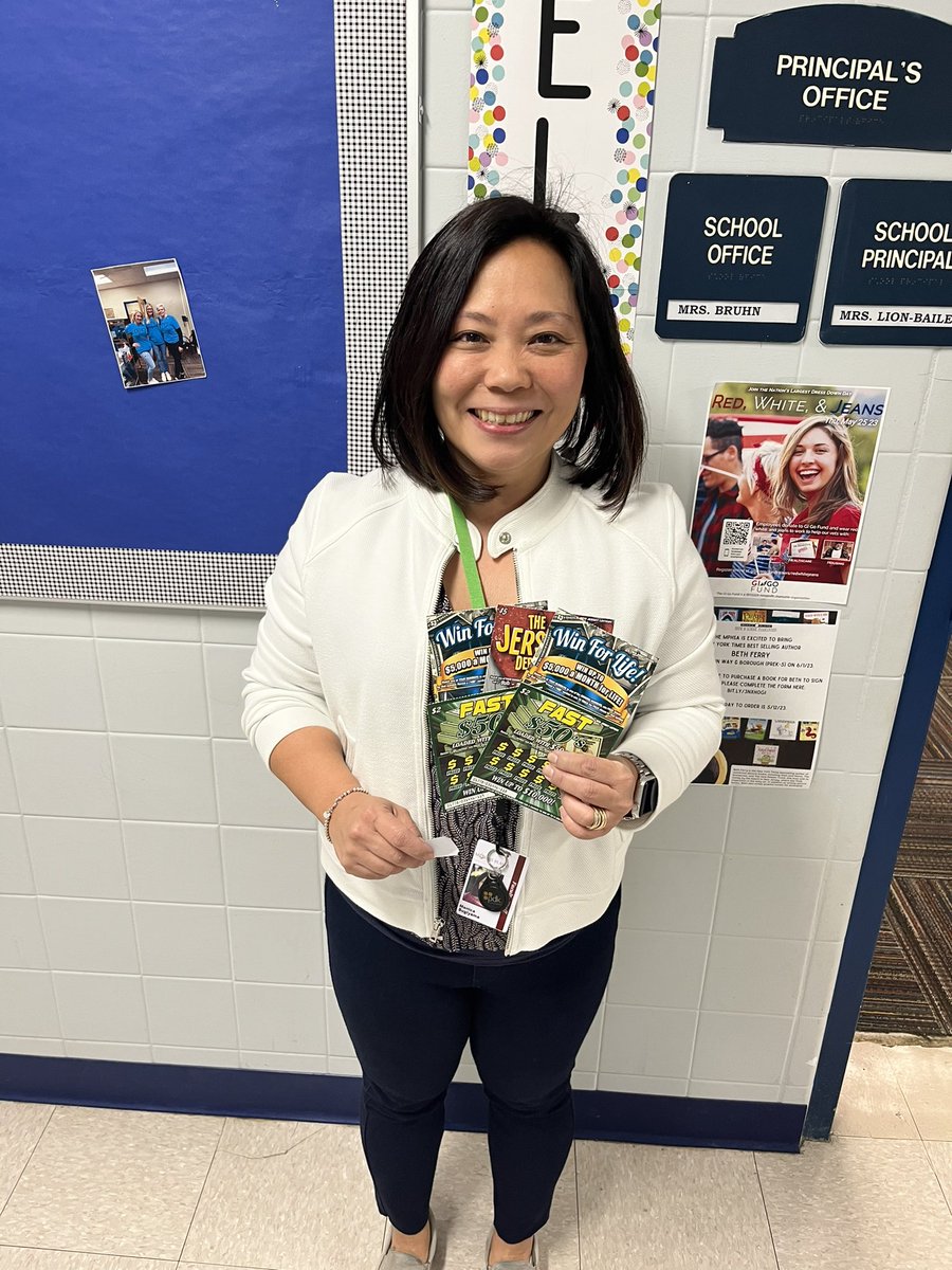 Congratulations to this <a href="/WeAreMPSD/">MPSD</a> #MWstar staff member, Mrs. Sugiyama, on being today’s #teacherappreciationweek raffle winner!  #luckyprincipal #thankateacher