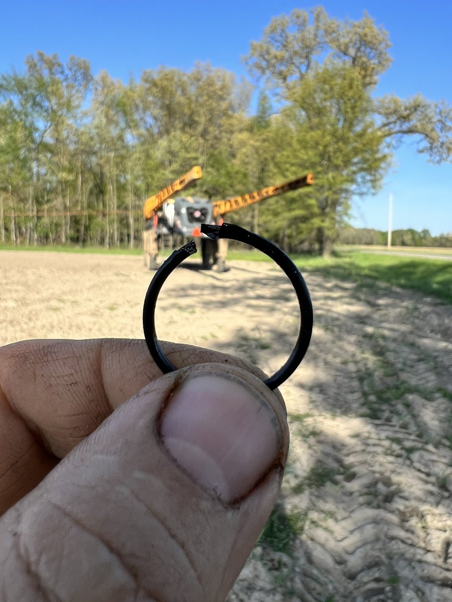 jonlyoder's tweet image. Amazing how that giant machine can be disabled by such a small part #AgTwitter #plant23