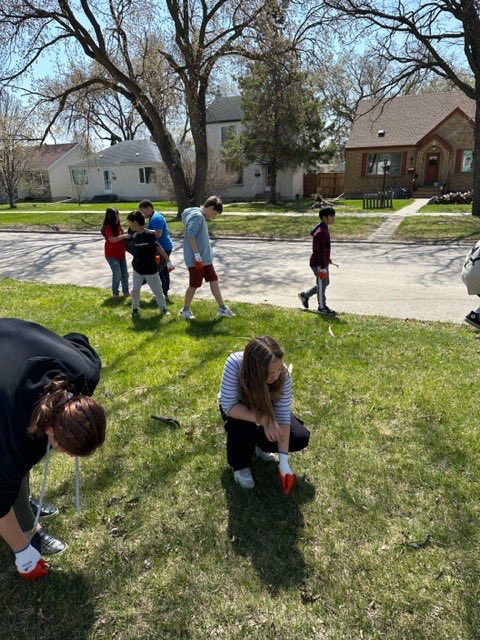 pe_RETSD's tweet photo. Our pumas were out in force this afternoon cleaning up our community. #communitycleanup https://t.co/x7TZxfN8rS