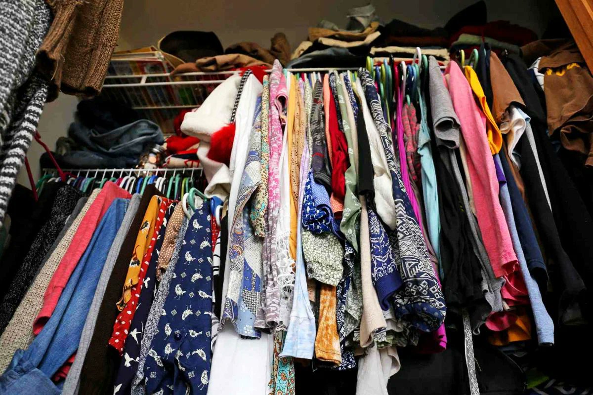 За фразой "мне нечего надеть" столько стоит. Что шкаф набит, но нет  ничего приличествующего случаю. Ничего достойного, нового. Ничего, что  не осудят змеиные языки. В этой фразе столько давления, под которым мы,  женщины, живем... Это я так, вещи к лету перебираю.