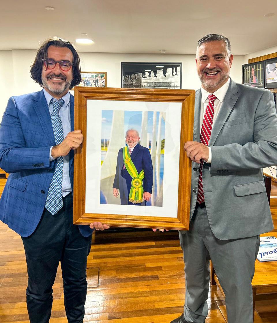 FOTO OFICIAL ✅ Agora o nosso gabinete está com a foto oficial do Presidente @LulaOficial e foi entregue, pessoalmente, pelo fotógrafo e querido amigo @ricardostuckert Essa imagem tem um simbolismo enorme. Um misto de história, de luta, de resistência e de esperança. 📸:…