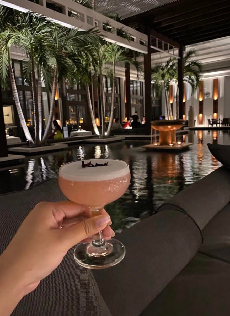 The night is the time for deep thinking, quietly thinking about the meaning of life, or put down your worries