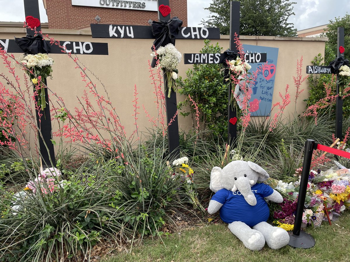MichaelJungEDU's tweet photo. Read this week @wfaa that James Cho, 3 y/o victim, loved elephants. Not a better place to leave @NFHS_TrueNorth Scooter than here at his memorial site. 

Rest In Peace little man.

#trueNorth #empower #forneyfamily #AllenStrong @forneyisd @justinwterry https://t.co/gjRCm4EgAj