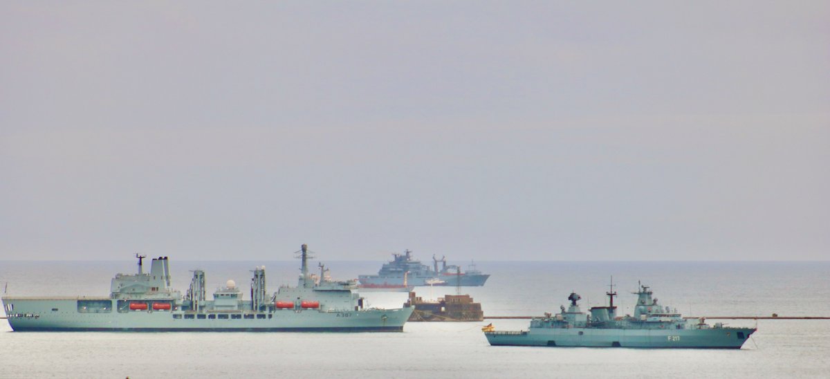 WarshipCam's tweet photo. German Navy Berlin-class replenishment oiler FGS Frankfurt am Main (A1412) and Brandenburg-class frigate FGS Bayern (F217)  in Plymouth, England with RFA Fort Victoria (A387) nearby - May 10, 2023 #fgsfrankfurtammain #a1412 #rfafortvictoria #a387 

SRC: TW-@Rockhoppas https://t.co/GLWu6m3rCa