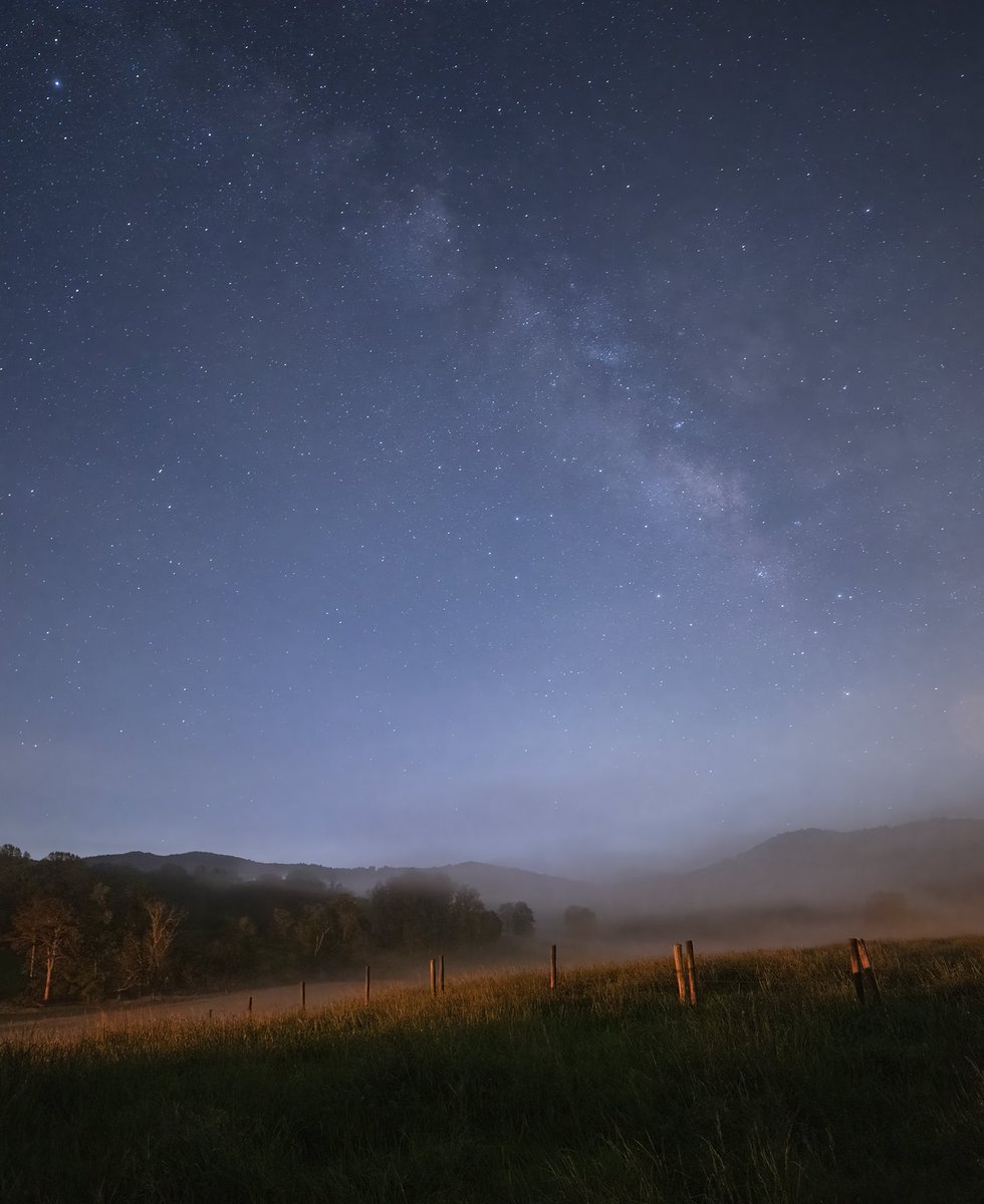 BoozerDPhoto's tweet image. First tweet in a looong time, right or wrong. Y’all enjoy, here’s a shot of the #milkyway, hanging over a hay field  in the #northgeorgia mountains. The light in the foreground was coming from a nearby #farm.