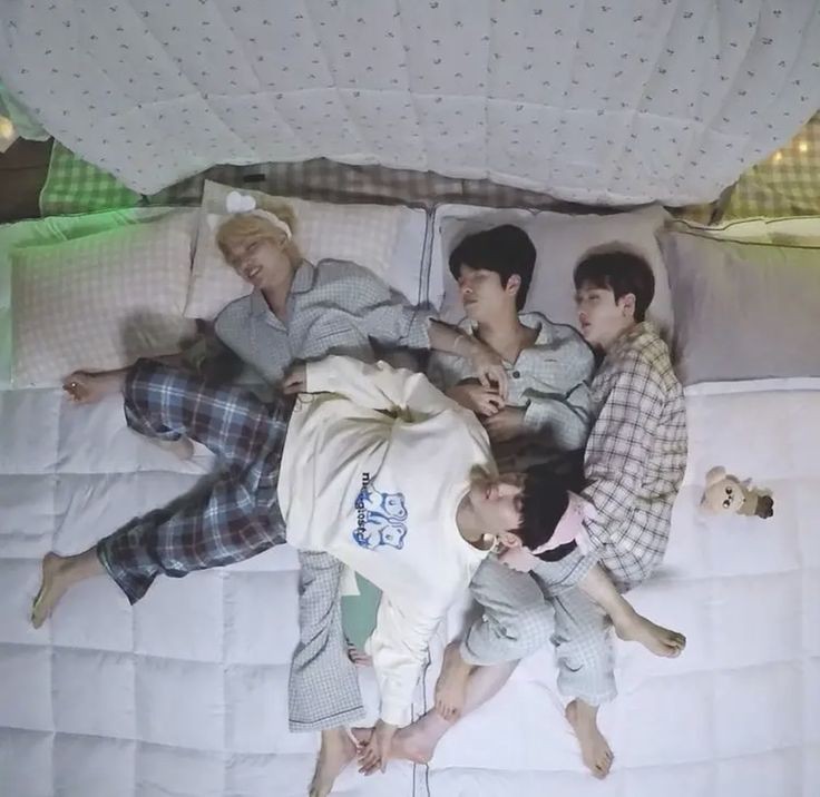 winterflower_x's tweet photo. Stray kıds are the warmest and most affectionate group I have ever seen. They love to hug, cuddle and take care of each other. They always melt my heart. ❤️

#Felix #changbin #seungmin #JeongIn  #BangChan #StrayKids #LoveStay #Hyunjin #MINHO #HAN https://t.co/CQ6lEmeTab