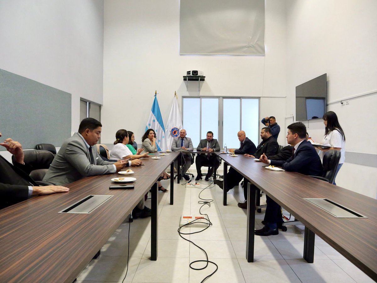 ¡Productiva primera jornada en Honduras! 🇭🇳 Hoy firmamos convenio de colaboración para el fortalecimiento de la gestión de información geoespacial 🗺🛰️ Además, participamos de una serie de reuniones para compartir nuestra experiencia en esta y otras materias ✅