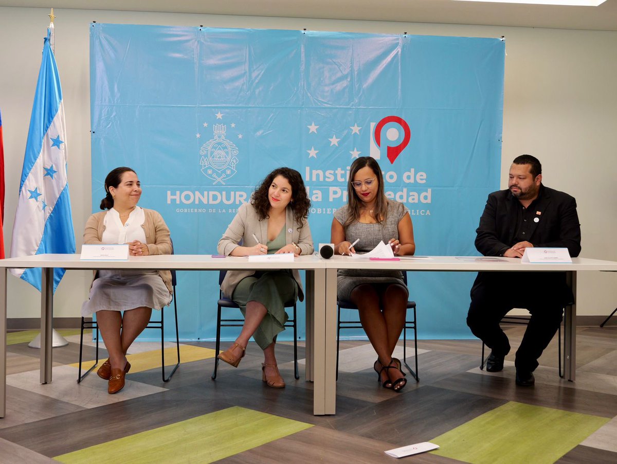 javieratoroc's tweet photo. ¡Productiva primera jornada en Honduras! 🇭🇳 Hoy firmamos convenio de colaboración para el fortalecimiento de la gestión de información geoespacial 🗺🛰️ Además, participamos de una serie de reuniones para compartir nuestra experiencia en esta y otras materias ✅ https://t.co/emHei6jsOC