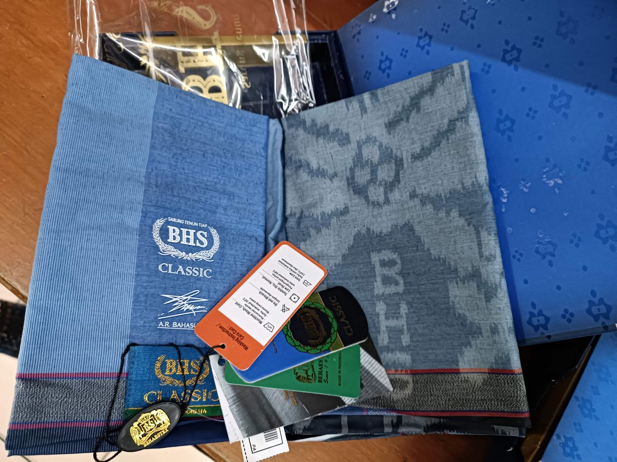 jacintha_box's tweet photo. Alhamdulillah hunting #SarungBHS sesuai request klien di Aussie kelar. Asli ini nyari sampai 3 kota: Magelang, Pekalongan, Surabaya. Out of 4, ada 1 item dgn tanda tangan founder. Harga emang ga bo'ong.
Thank you dear client for ur trust & for being patient. #JavaChicBatik https://t.co/25tDbQ8pR5