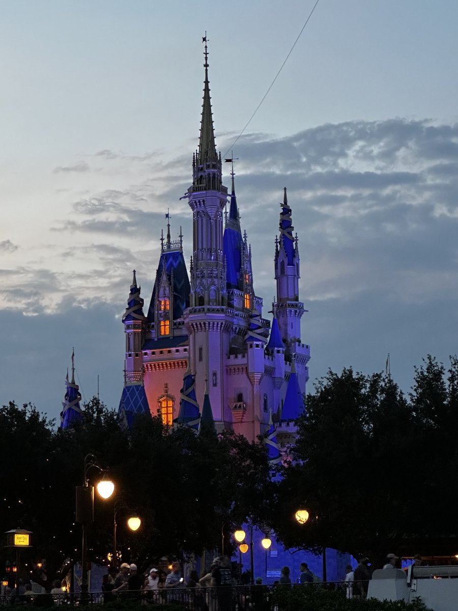 marybets's tweet photo. Pretty! It’s a beautiful evening at the Magic Kingdom. https://t.co/xq5hGuGBwf