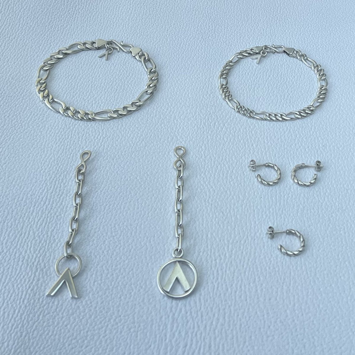 autimars's tweet photo. ❗️FOR SALE❗️Fine Silver (.999) pieces ready to ship 🛸

Top-Bottom | Left-Right:
⛓️XL Figaro Bracelet (8") - $425
⛓️Figaro Bracelet (7.5") - $325
👽Logo v1 Hang Tag - $150
👽Logo v2 Hang Tag = $175
🌀[Pair] Rope Hoop Earring (10mm) - $200
🌀[Single] Rope Hoop Earring (10mm) - $125

Message me with any questions or inquires 🙏