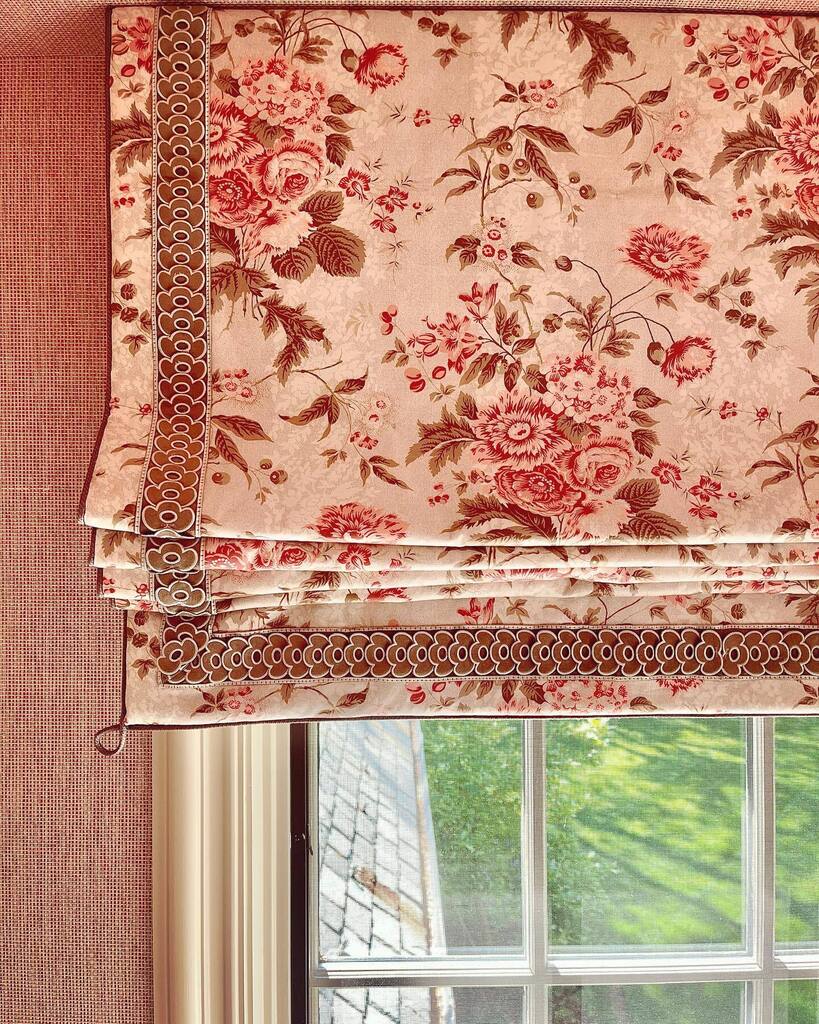 Spring freshening! New curtains, shades and wallcoverings are giving this charming bathroom a whole new look. Sometimes we just need a good dose of “pretty”! 🌷#old #bathroom #new  #wallpaper #interior #design #makeover #photo #fresh #look #happy #spring #color #red  #home #d…