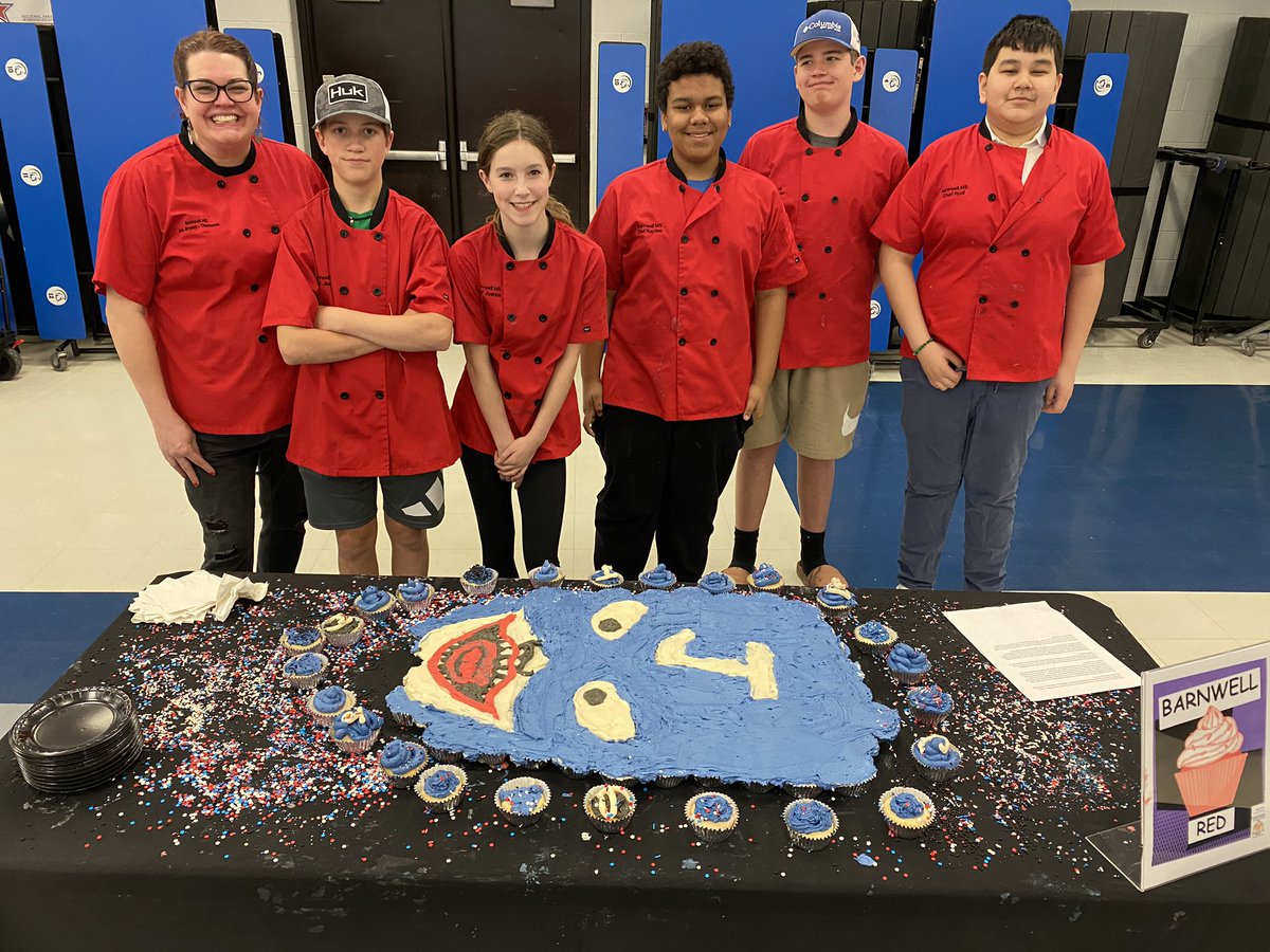Connieteach's tweet photo. Cupcake Wars and Senior Pals Night is one of my favorite Spring events. Kids + cupcakes + community…what’s not to love? #FHSDPride https://t.co/eKJEmKeH2L