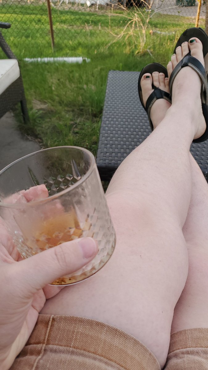God. Minnesota spring weather is the best. And so ideal for sipping bourbon on the patio. 
Ft. more feet pics. https://t.co/nA17lg5anP