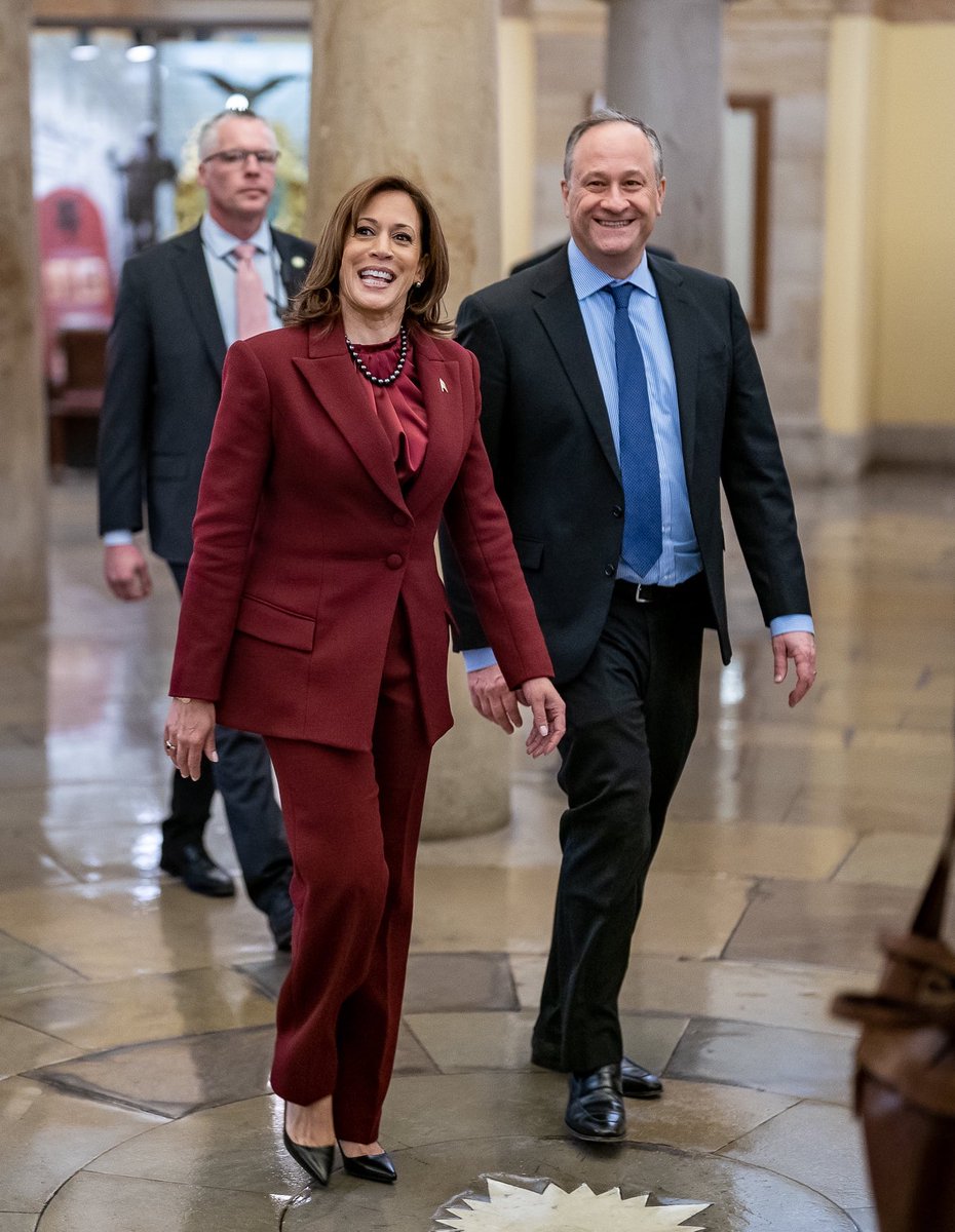 archivekamala's tweet photo. Posting this photo just because they look adorable and @VP Harris look stunning in that pantsuit. ❤️

🗓️: February 7
📸: Lawrence Jackson https://t.co/Jgpfxn4HqD