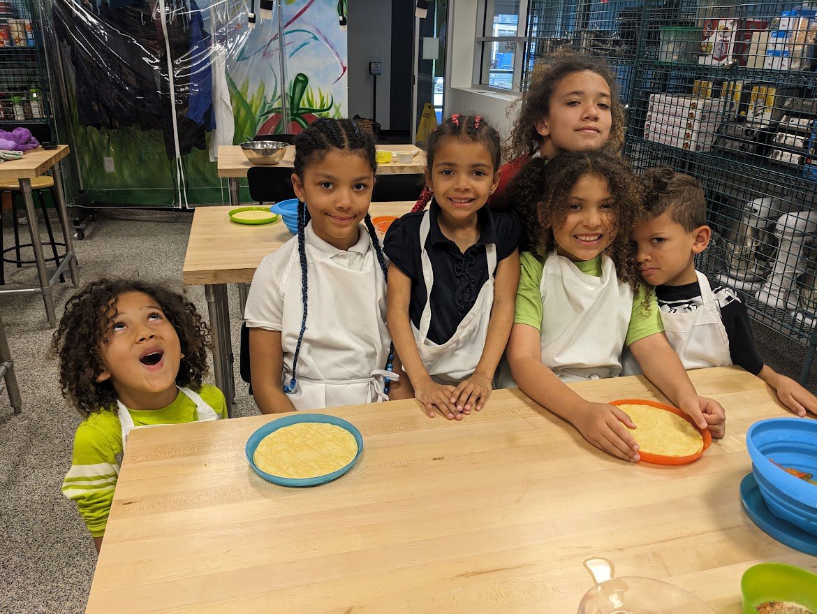 AMALALIVES's tweet photo. We ended our#Cookery202 class in partnership with @DCDPR with a blast! Our junior chefs celebrated #CincoDeMayo making chicken, shrimp and #vegan 🌮 🎉🎉🎉. Our youth #continue to be the light wherever they go. https://t.co/1Zv6mBnfbn