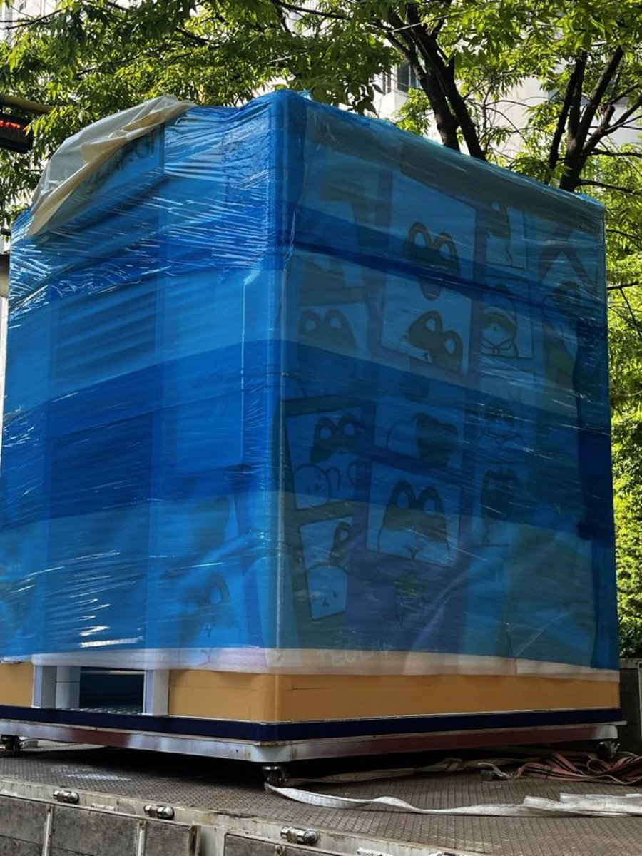 qtpiebyunbaek's tweet photo. It seems like SM is setting up for the Teolaegi pop up store (Teolaegi Zipduri) cause a Teolaegi Photobooth Machine was spotted near the venue! So so adorable 😭💛

#BAEKHYUN @B_Hundred_hyun https://t.co/AtbA4H7vHN