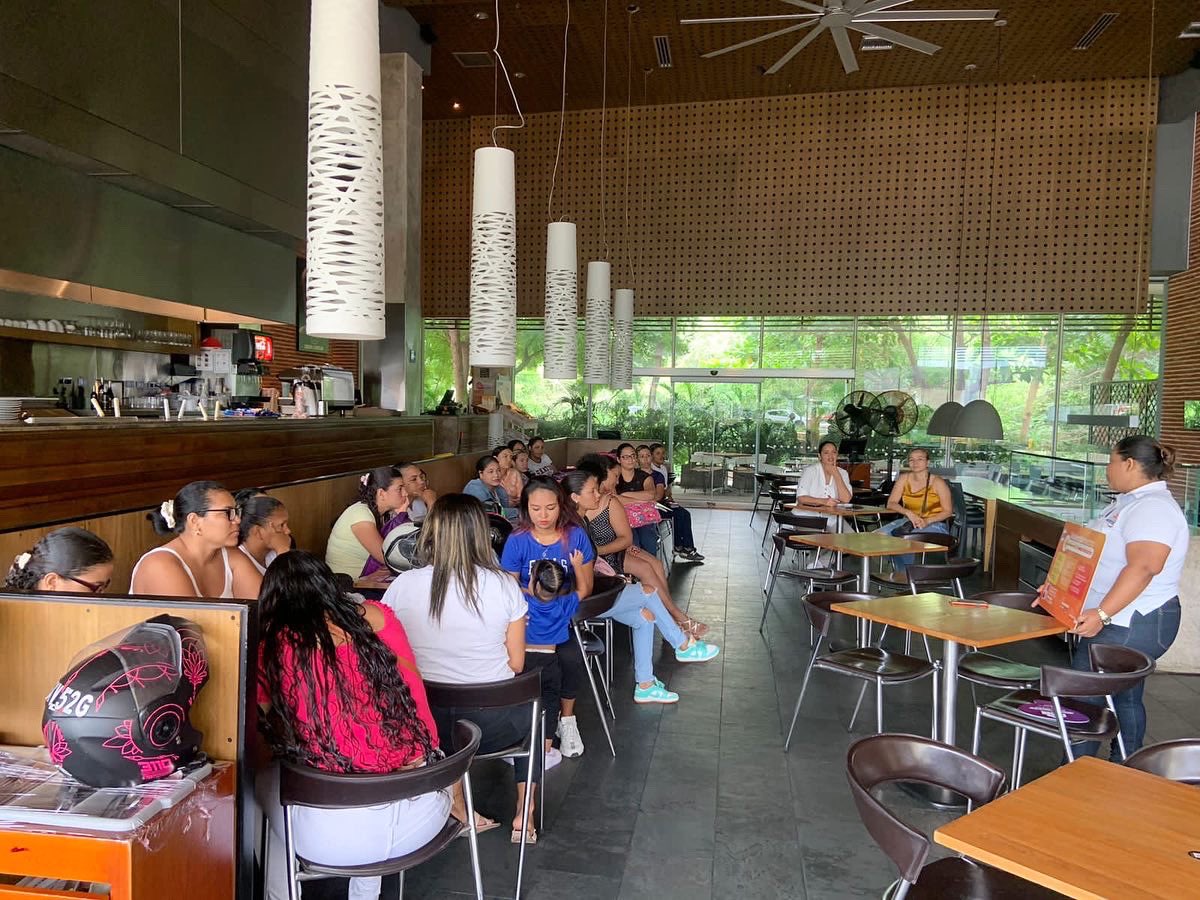 secmujersm's tweet photo. Hoy estuvimos realizando pedagogía sobre violencia basada en género a trabajadores de Crepes &amp; Waffles y les socializamos el violentómetro para que conozcan las alertas de maltrato hacia la mujer y denuncien a tiempo 💜 https://t.co/H4WAz9jVIa