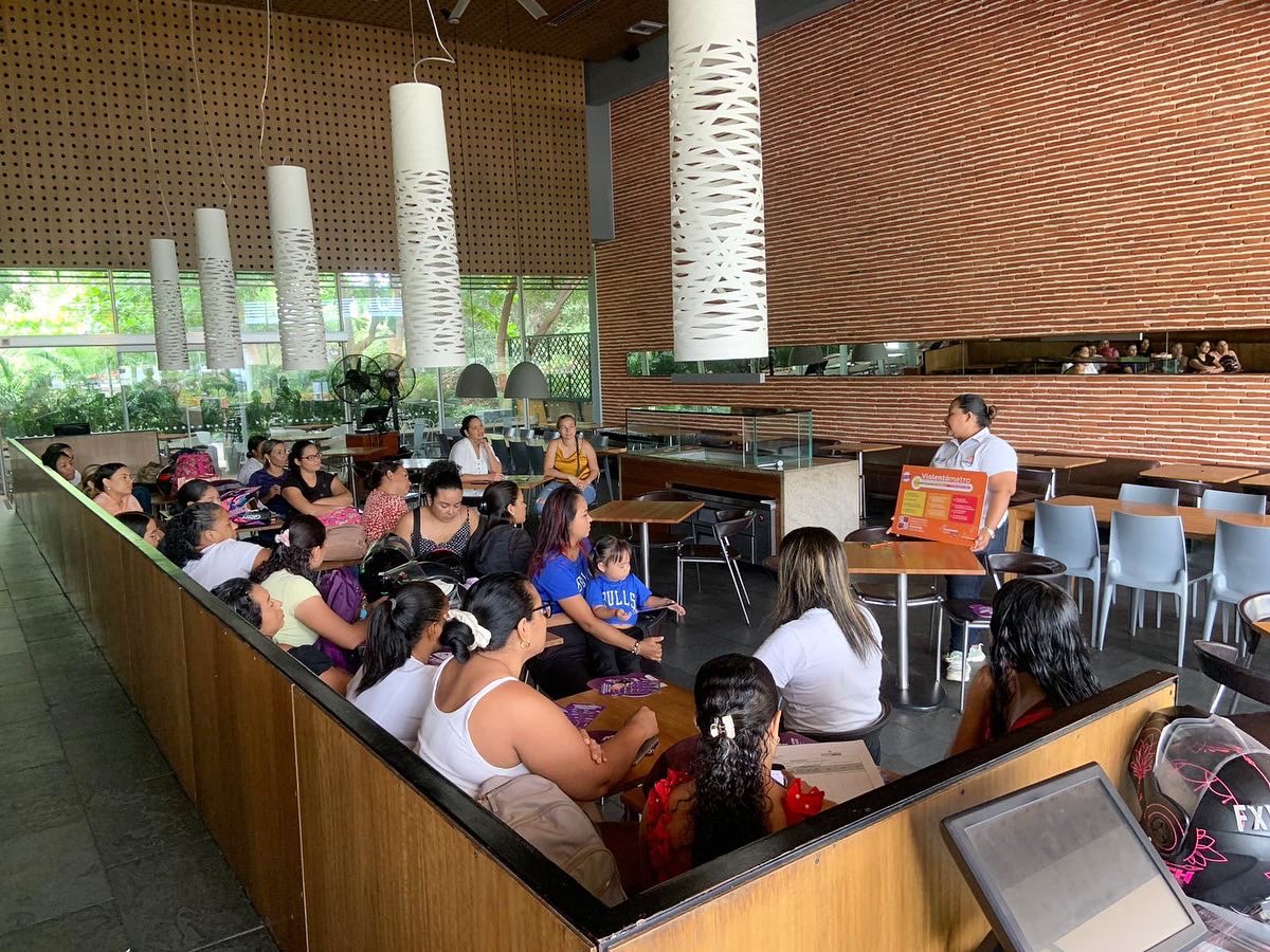 secmujersm's tweet photo. Hoy estuvimos realizando pedagogía sobre violencia basada en género a trabajadores de Crepes &amp; Waffles y les socializamos el violentómetro para que conozcan las alertas de maltrato hacia la mujer y denuncien a tiempo 💜 https://t.co/H4WAz9jVIa