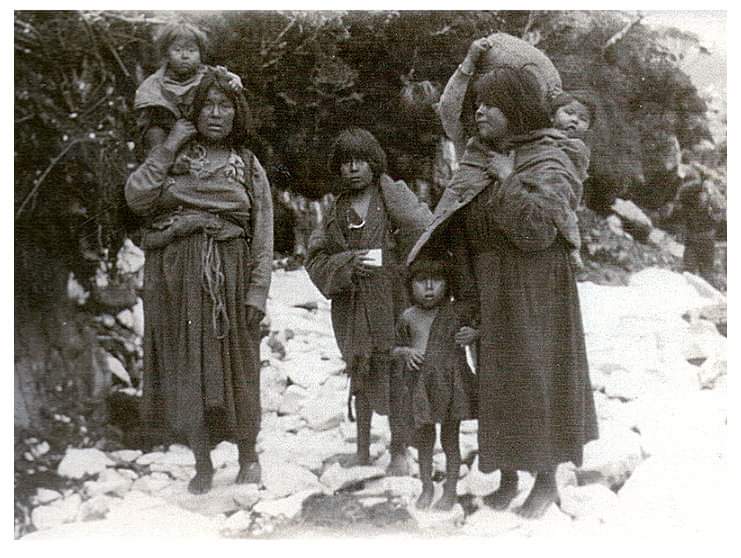 "Chachap" = madre o más bien "mamita" en Kawesqar, para esas mujeres que crían y cuidan a los niños con entrega y dedicación.