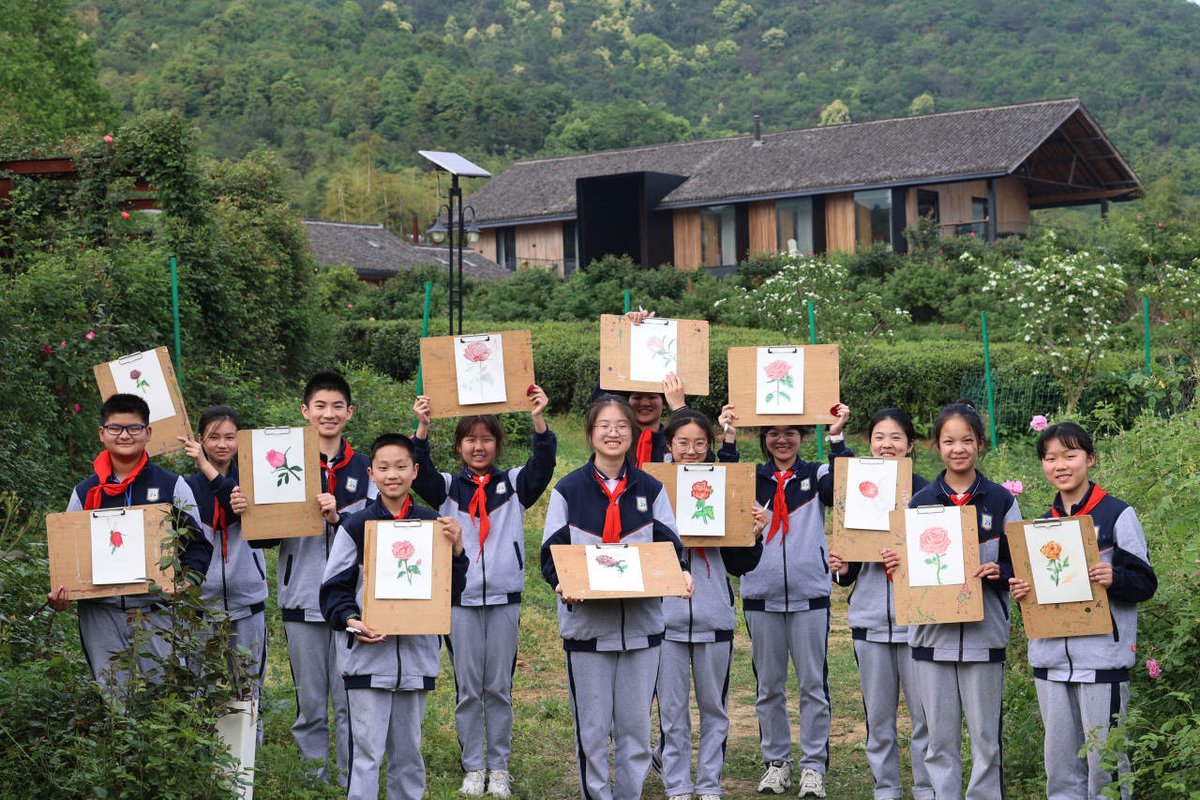 i_wuxing's tweet photo. 🌹🎨#Portraying and #sketching a rosy spring scene in the flower sea. Let’s appreciate the charming #rose garden with students in #Wuxing Daixi Town!🪴👏 https://t.co/4RxjvnJYqf