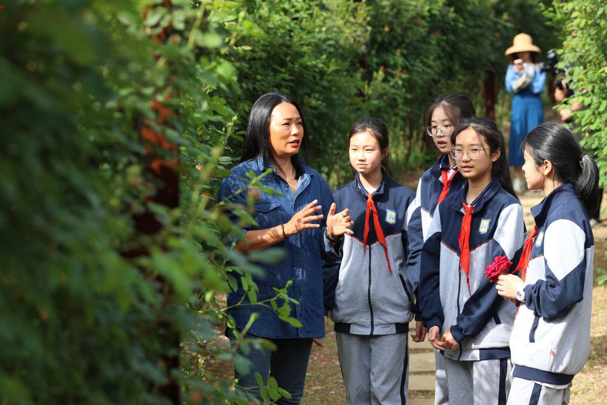 i_wuxing's tweet photo. 🌹🎨#Portraying and #sketching a rosy spring scene in the flower sea. Let’s appreciate the charming #rose garden with students in #Wuxing Daixi Town!🪴👏 https://t.co/4RxjvnJYqf