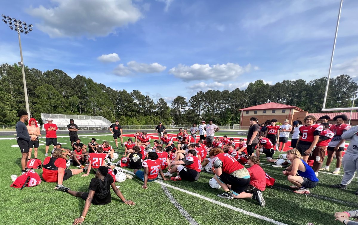 CoachRyanAngel's tweet photo. Thankful to have former @LHSFBRecruits like @Evan_vaughan5 that come back a speak to our guys! Proud of how far you’ve come and so excited for your future! @valdostastatefb is getting a #DOG! #AlwaysARedDevil🔱 #FAMILY #GoBlazers🔥 https://t.co/FyziUFVLUG