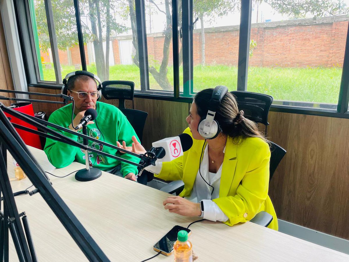 DIANAARENASBLAN's tweet photo. El acceso a la calidad de uso del #internet es una de las preocupaciones más urgentes en la marginación #social. Las #Hackatones están aquí para crear redes en los barrios y abordar los desafíos actuales y futuros junto a los jóvenes talentosos. ¡Conectemos, trabajemos juntos! 💻 https://t.co/cRX05dw5Be