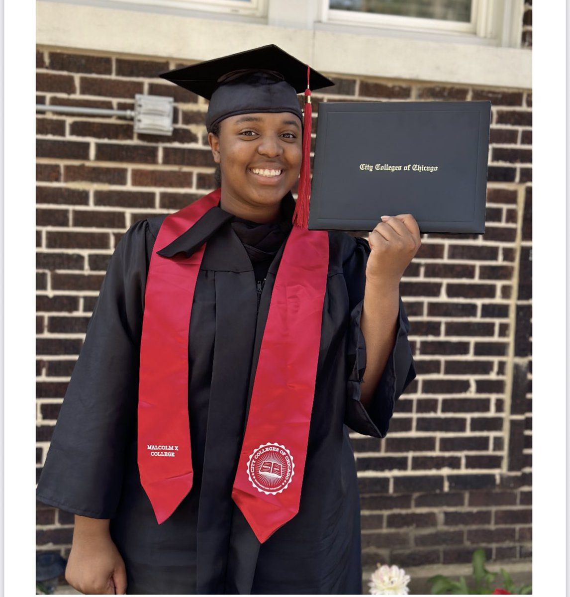 LindblomSports's tweet photo. Giving a big shout out to our 4 year varsity student athlete senior, Nylah Sanders! Nylah is the first Lindblom student, ever, to earn an Associates Degree, as a high school student! Nylah participated in the Dual Enrollment program through CCC. We are SO proud! #getit https://t.co/RIi2aNdyT0