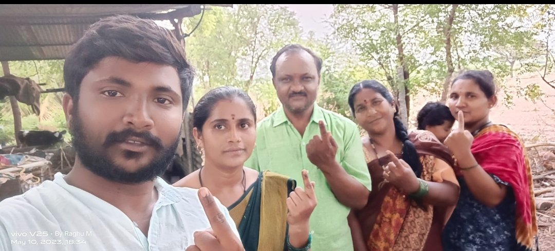 aywkoppal's tweet photo. ಕುಷ್ಟಗಿ 60. ಕ್ಷೇತ್ರದ ಅಭ್ಯರ್ಥಿಯಾದ ಕನಕಪ್ಪ ಮಳಗಾವಿ ಇಂದು ಮತ ಚಲಾಯಿಸಿ ಕರ್ನಾಟಕದ ರಾಜಕಾರಣದಲ್ಲಿ ಬದಲಾವಣೆ ತರಲು ಮುನ್ನುಡಿ ಬರೆದಿದ್ದಾರೆ.

@ArvindKejriwal
@aapkaprithvi @dilipkpandey  @nimmamukund https://t.co/DzyC8jLbSV