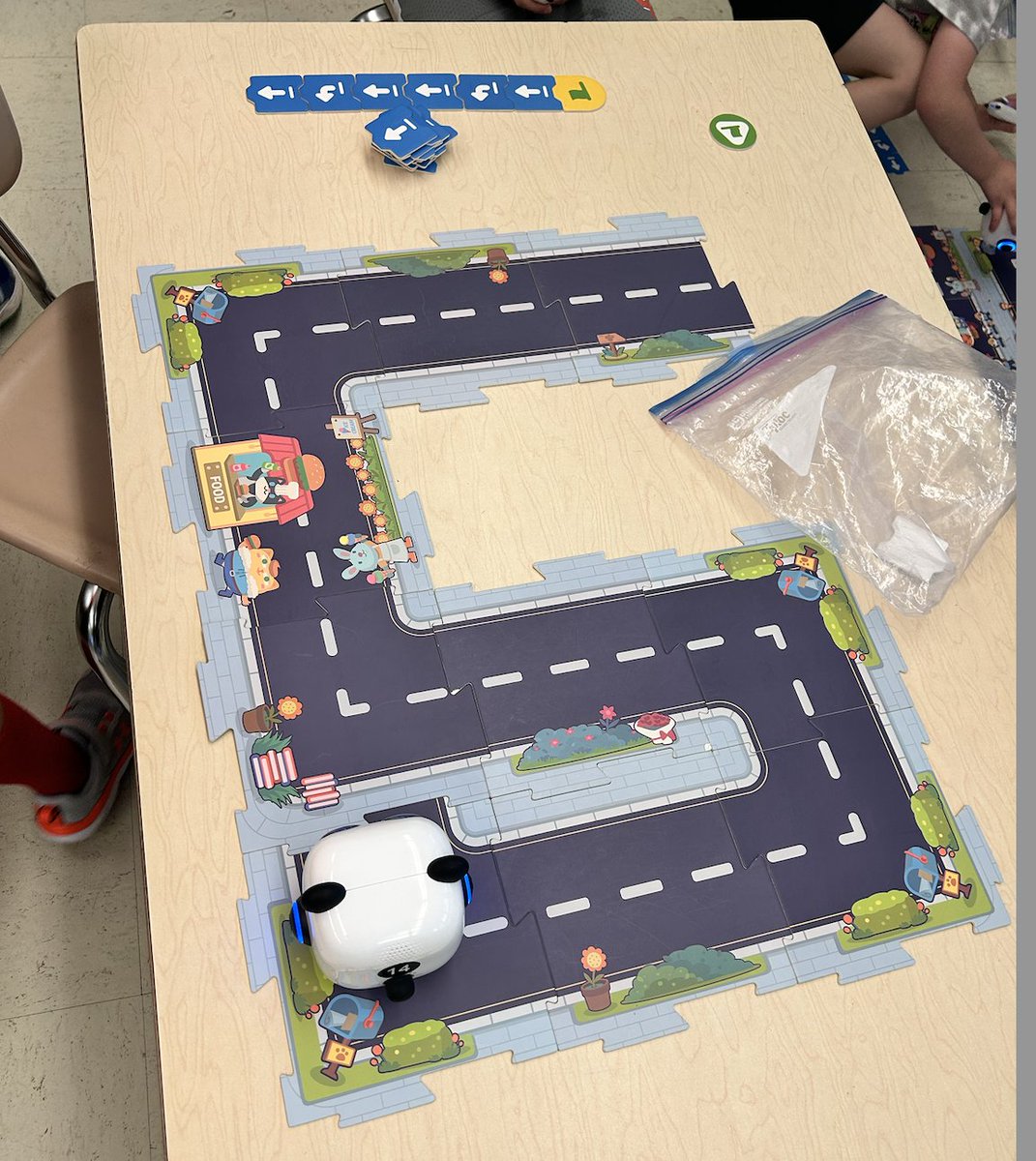 Kindergartners @BarleySheafFRSD were given the task of creating an 'algorithm' using their @MakeblockEdu city map. It always amazes me to see the creativity these Ss possess when they are given the freedom to explore! @rlosanno