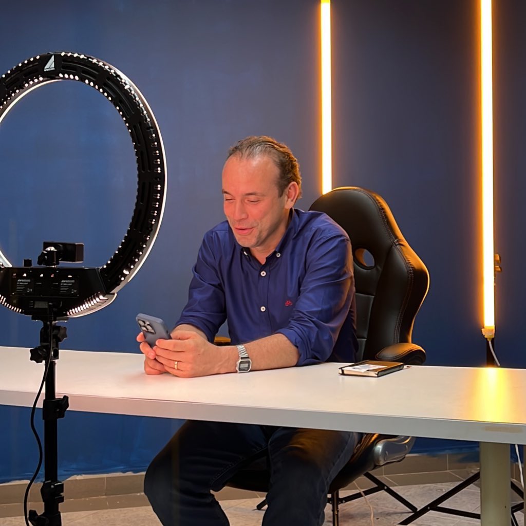 alejoeder's tweet photo. Ya estamos en la transmisión  EnVivo de #Tertuliando con AlejoEder 😁👏🏼  ¡Conectáte!

https://t.co/AVRTJDl3Qa https://t.co/GAo7EzGivZ