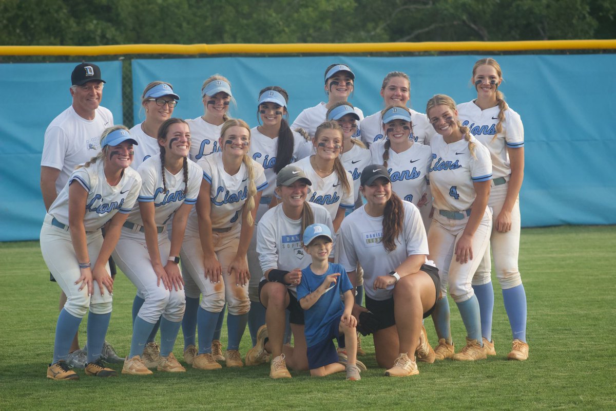 dwd_softball's tweet photo. YOUR DISTRICT 2 AAA CHAMPIONS!!! The Lions defeat BHP 9-1 with 13 total hits. @chaneycrosby4 had 3, Bayleigh Brewer had 3 with a 3 run 💣!! @Allygracebatson held the Bears to 3 total hits. #TogetherWeClimb 

@DWDAthletics https://t.co/vk9HpxEhvH