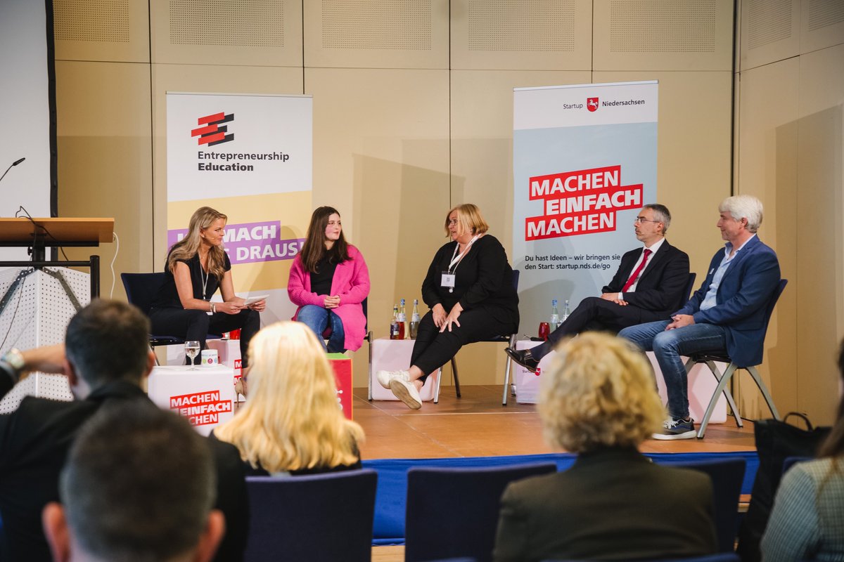 startupnds's tweet photo. Wie kann man den Gründungsgeist effizient in die Schulen und Hochschulen tragen? Darüber wurde sich auf der Entrepreneurship Education Fachkonferenz heute ausgiebig ausgetauscht. Wir bedanken uns ganz herzlich bei allen Speaker*innen, Aussteller*innen und Teilnehmer*innen! 🚀 https://t.co/5H0uWOsxzA