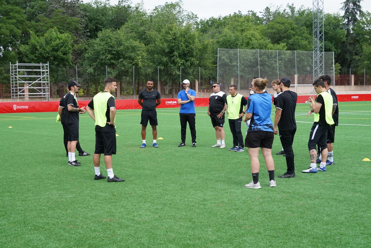 📚 El director <a href="/serranonino/">miguel angel serrano</a>, acompañado por el secretario Marcelino Amado y la tutora del curso @Nekane129 estuvieron acompañados por @anilla8, <a href="/Lydiacarrasco7/">Lydia Vizcaíno Carrasco</a>, <a href="/SaritaMC81/">Sara M C</a>, <a href="/CuencaJara/">Jara Cuenca</a> y Natalia Calamardo, solo falto por salud <a href="/MartaSolerGlez/">Marta Soler González</a>