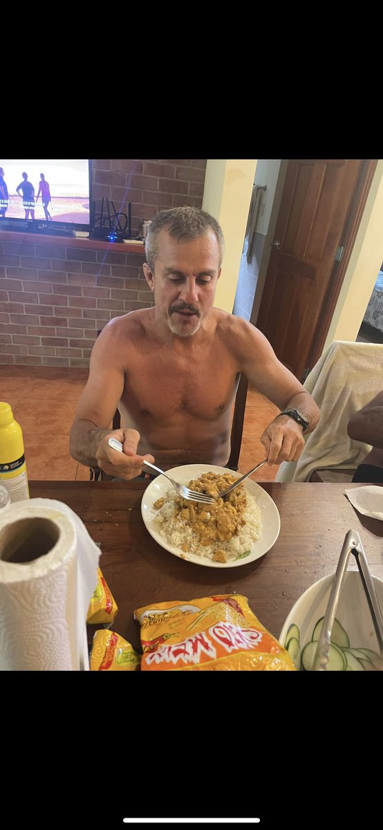 Master Neon Monteiro and prof. Gordinho made a lot of fun of me because of the quantity of food I was eating during the trip. They said I must have a big monster inside of me that eats all my food because I am still skinny and light 😂. #staybusy #stayskinny #surftrip
