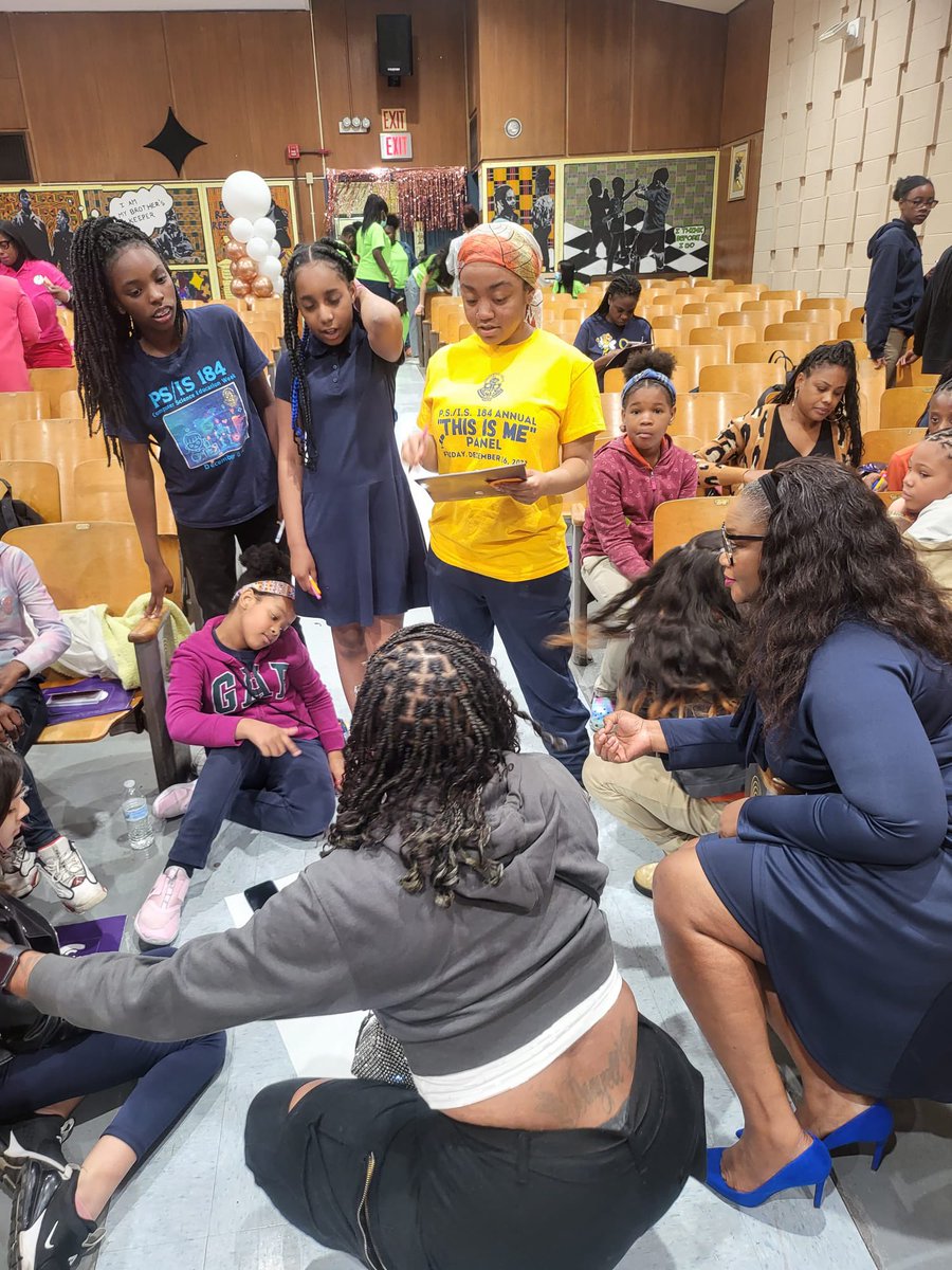 Dr. Padmore engages MSK participants in conversations and activities about financial literacy and self-care. Dr. McKoy encouraged the girls to stay on 🔥! #d23rising <a href="/KirklandKhalek/">Khalek Kirkland</a> <a href="/MickishaM/">Mickisha McKoy, Ph.D.</a>