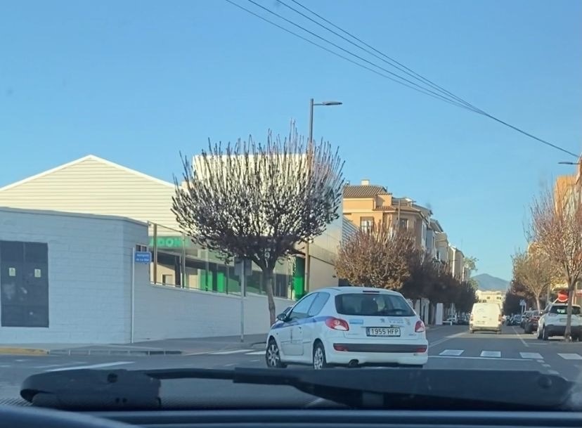 El PP denuncia que el Nº2 de Gent de Guardamar-Compromís utiliza el vehículo del ayuntamiento para fines personales. Según los Populares, este trabajador del consistorio de Guardamar de la Safor, ha sido avistado por los vecinos en numerosas ocasiones fuera de la localidad